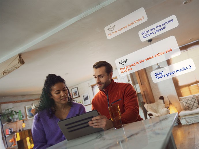 Agent de partenaire MINI avec un couple